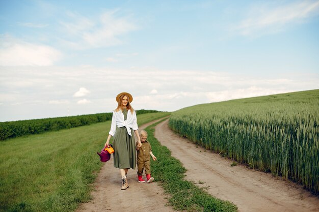 Belle mère avec petit fils dans un champ d'été