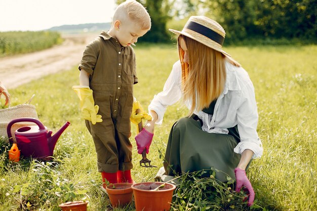 Belle mère avec petit fils dans un champ d'été