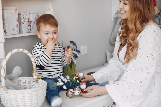 Belle mère avec petit fils dans une cuisine