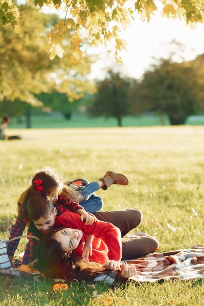 Belle mère avec petits enfants