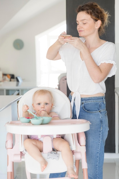 Belle mère prenant une photo de petite fille