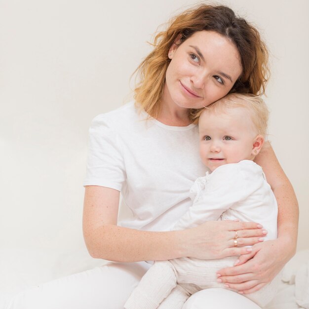 Belle mère tenant une jolie petite fille