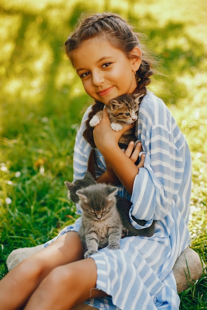 belle et mignonne fille en robes bleues avec de belles coiffures et séance de maquillage