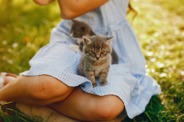 belle et mignonne fille en robes bleues avec de belles coiffures et séance de maquillage