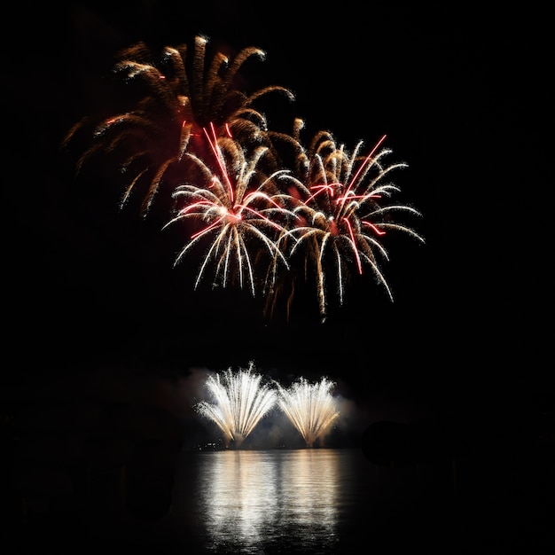 Photo gratuite belle nuit avec des feux d'artifice