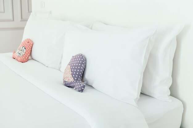 Belle oreiller blanc de luxe sur le lit