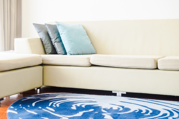 Photo gratuite belle oreiller de luxe sur la décoration de canapé à l'intérieur du salon - filtre de lumière vintage