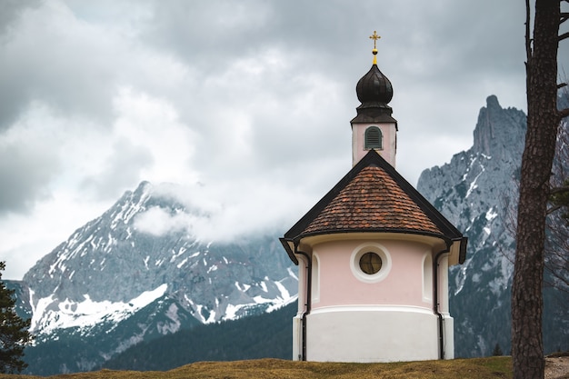 Une belle petite église catholique dans les montagnes des Alpes bavaroises