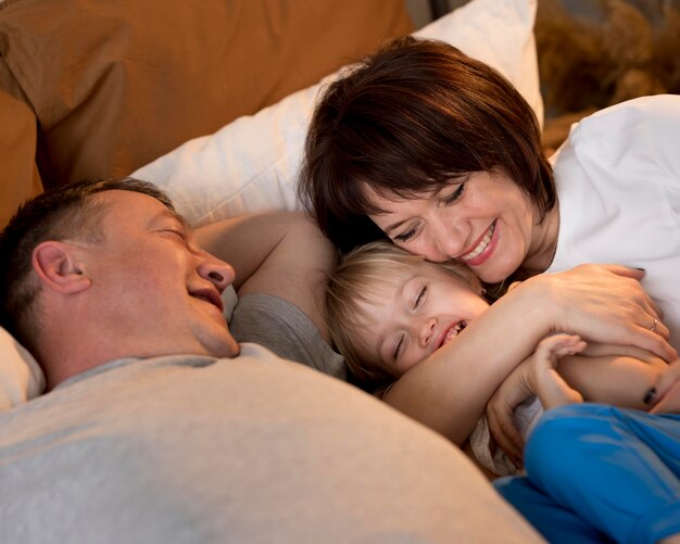 Belle petite-fille et grands-parents