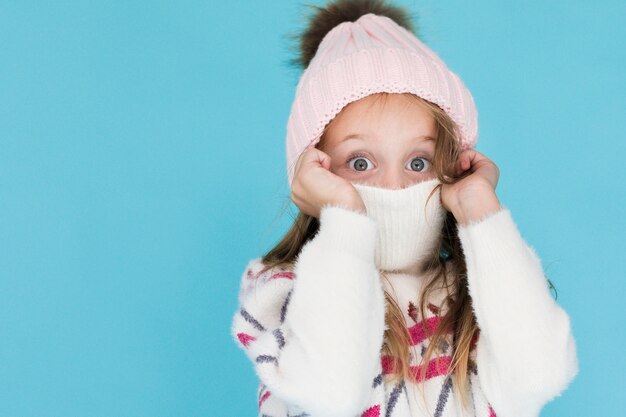 Belle petite fille qui couvre son visage