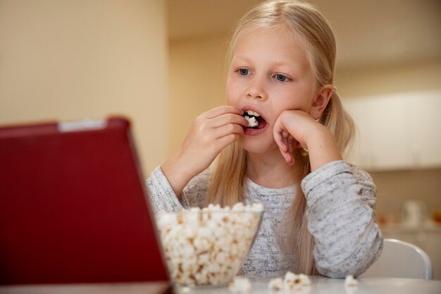 Belle petite fille avec tablette à la maison