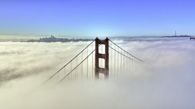 Belle photo aérienne du haut d'un pont entouré de nuages et de ciel bleu