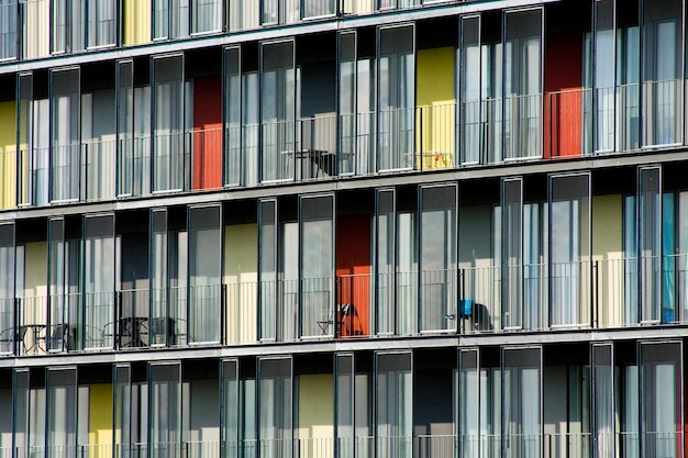 Belle photo d'un appartement avec des portes de couleurs différentes pendant la journée