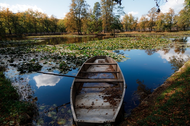 Belle photo d'un bateau au bord du lac de la ville de Cesky Krumlov en République tchèque