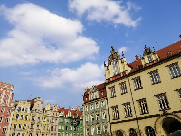 Belle photo d'un bâtiment blanc sur la place du marché principal de Wroclaw, Pologne