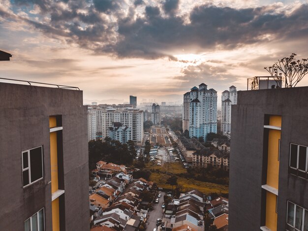 Belle photo des bâtiments de Kuala Lumpur sous un ciel nuageux en Malaisie