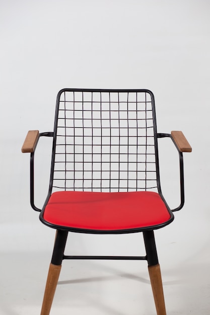 Photo gratuite belle photo d'une chaise en métal moderne isolée sur fond blanc