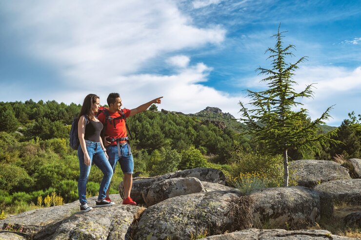 Photo gratuit belle photo d'un couple regardant la vue sur l'horizon