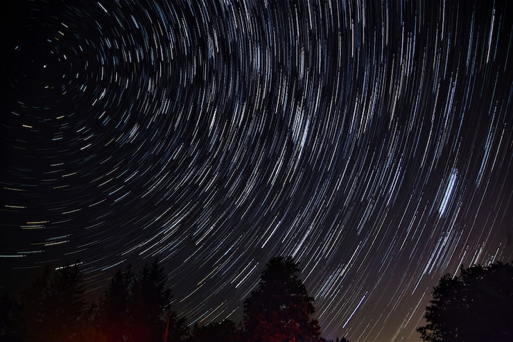 Photo gratuit une belle photo du ciel nocturne avec des étoiles tournoyantes à couper le souffle.