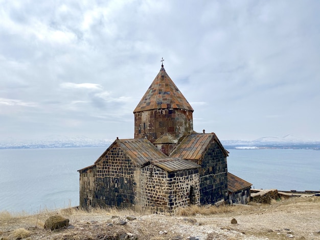 Photo gratuite belle photo du complexe du monastère de sevanavank surplombant le lac sevan en arménie