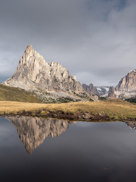 Belle photo du reflet des montagnes dans un lac en Italie