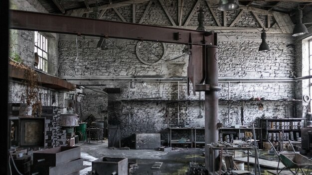 Belle photo d'un entrepôt désordonné abandonné