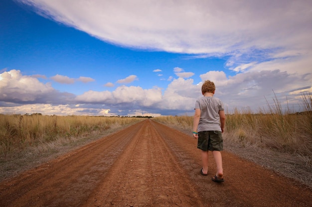 Belle photo d'un garçon marchant dans un environnement rural