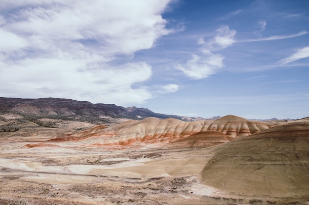 Belle photo d'un grand désert texturé avec des tas de sable