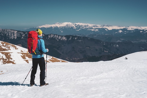 Belle photo d'un homme en randonnée dans les montagnes enneigées des Carpates en Roumanie