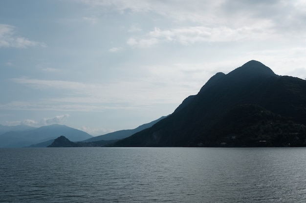 Belle photo d'une île entourée par la mer