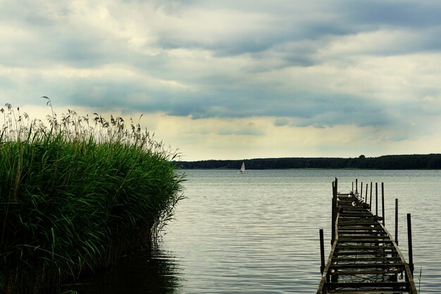Belle photo d'une jetée sur le lac Miedwie à Stargard, Pologne.