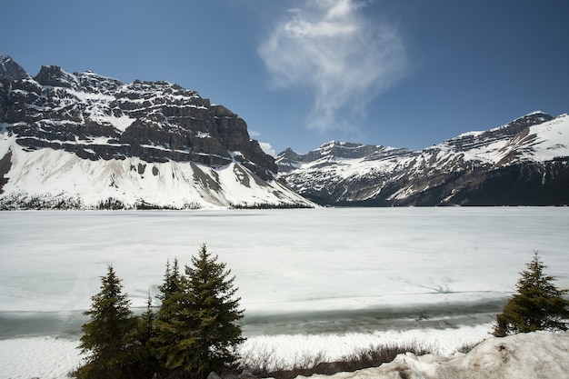 Belle photo d'un lac Hector gelé dans les montagnes Rocheuses canadiennes