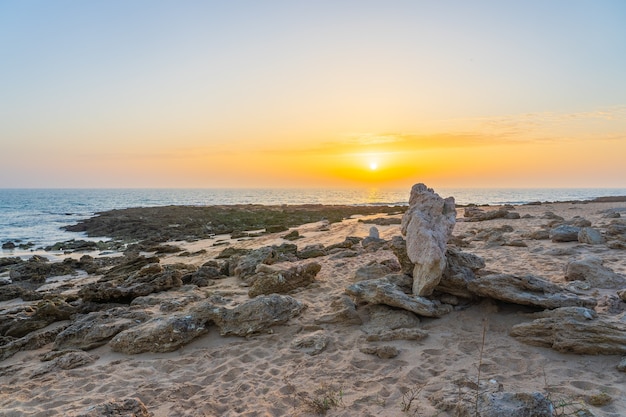 Photo gratuite belle photo d'un lever de soleil au bord de la mer de zahora espagne