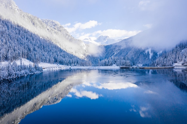 Belle photo d'un magnifique paysage enneigé sous le soleil