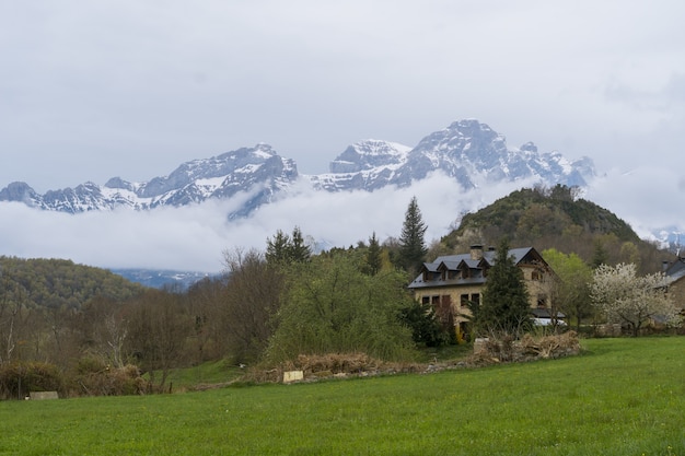 Belle photo d'une maison avec montagne brumeuse à Panticosa