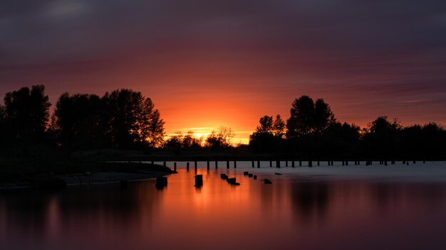 Belle photo d'une mer au coucher du soleil