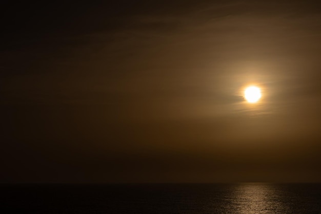 Photo gratuite une belle photo de la mer un beau soleil doré