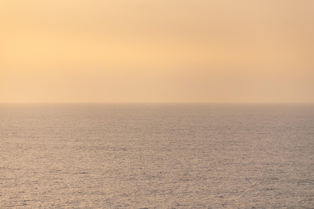 Une belle photo de la mer un beau soleil doré