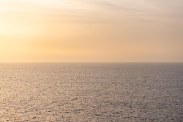 Photo gratuite une belle photo de la mer un beau soleil doré