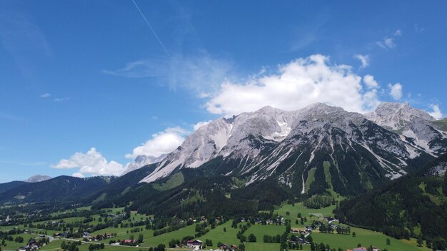 Belle photo d'une montagne alpine contre un ciel bleu nuageux