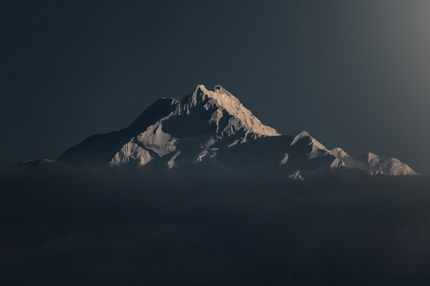 Belle Photo D'une Montagne Enneigée Au Coucher Du Soleil
