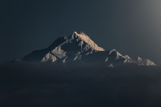 Belle photo d'une montagne enneigée au coucher du soleil