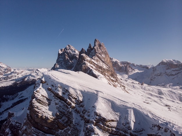 Belle photo d'une montagne escarpée couverte de neige blanche en hiver