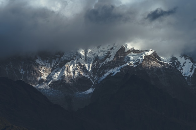 Photo gratuite belle photo de la montagne himalayenne dans les nuages