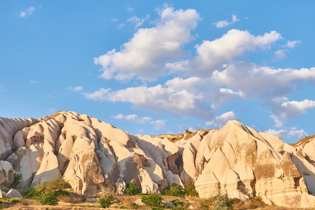 Belle photo d'une montagne sous un ciel bleu pendant la journée en Turquie