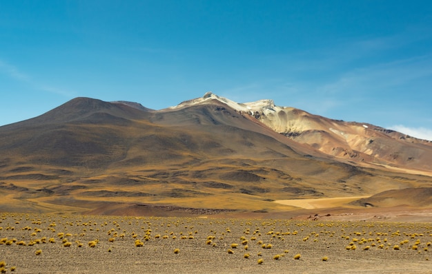 Photo gratuite belle photo de montagnes envoûtantes sous le ciel azur