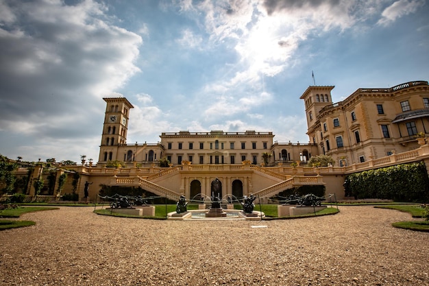 Belle photo de l'Osborne sous le ciel nuageux au Royaume-Uni