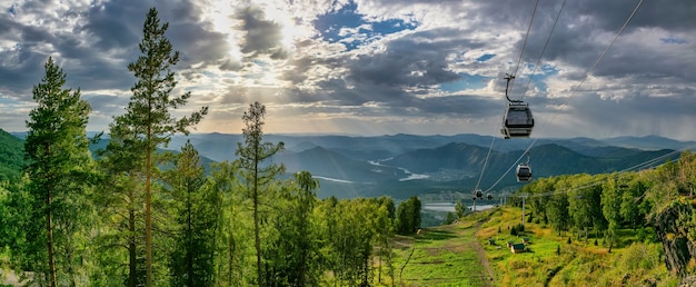 Belle photo panoramique de téléphérique au-dessus d'une forêt