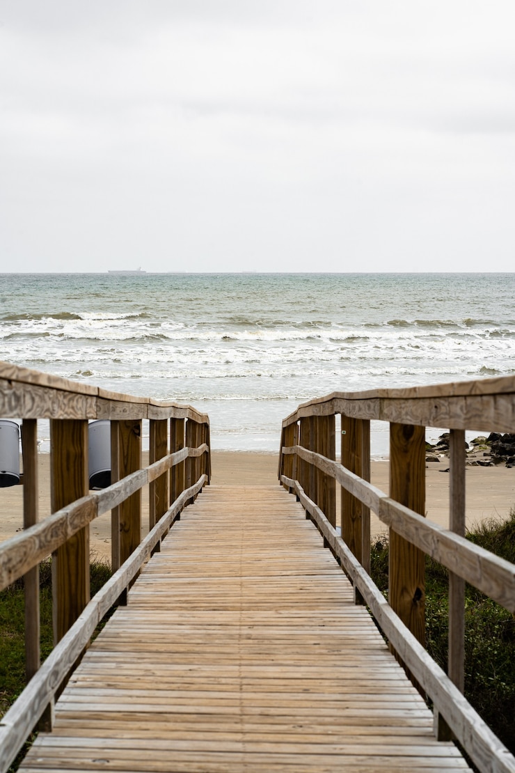 Photo gratuit belle photo d'une passerelle en bois sur la plage