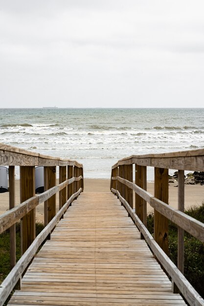 Belle photo d'une passerelle en bois sur la plage